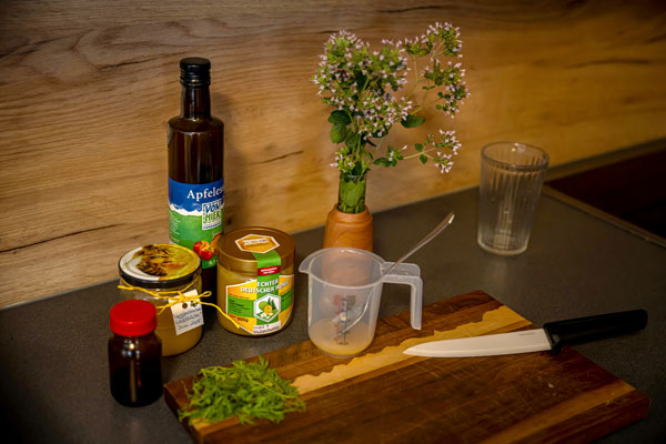 Selbst hergestellte Naturheilmittel auf einem Holzbrett Selbst hergestellte Naturheilmittel auf einem Holzbrett