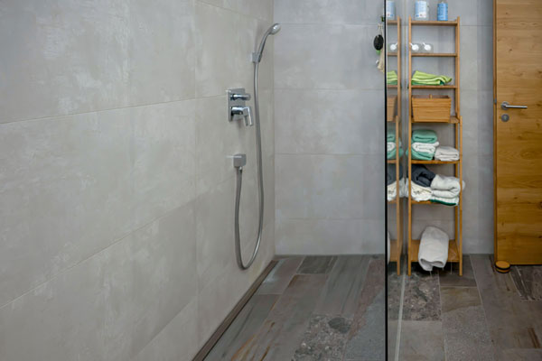 Bad mit Dusche in der Praxis Bad mit Dusche in der Praxis