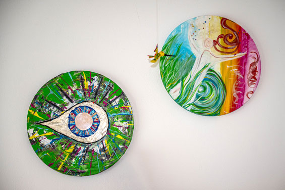 Zwei runde Mandala-Bilder an der Praxiswand Zwei runde Mandala-Bilder an der Praxiswand