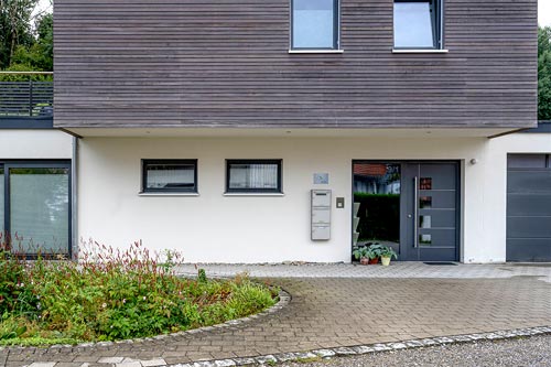 Eingang der Naturheilpraxis Olga Gaile