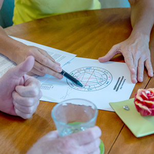 Horoskopzeichnung auf dem Tisch beim astrologischen Ersttermin Horoskopzeichnung auf dem Tisch beim astrologischen Ersttermin