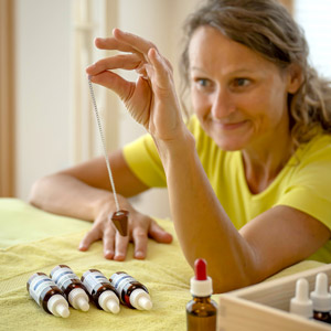 Olga Gaile mit Testfläschchen beim naturheilkundlichen Ersttermin Olga Gaile mit Testfläschchen beim naturheilkundlichen Ersttermin