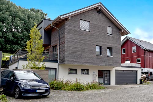 Haus der Naturheilpraxis Olga Gaile mit Parkplatz