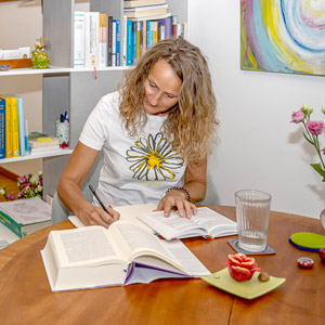Olga Gaile liest und lernt an ihrem Schreibtisch Olga Gaile liest und lernt an ihrem Schreibtisch