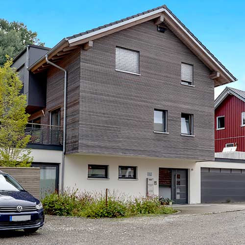 Bildmotiv der Naturheilpraxis Olga Gaile. Haus mit Praxiseingang der Naturheilpraxis Olga Gaile in Leutkirch-Herlazhofen
